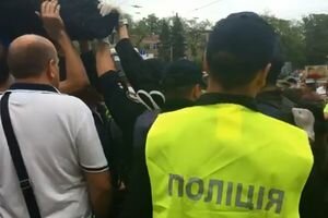 В Днепре пенсионеры с цветами устроили драку с полицейскими (видео)