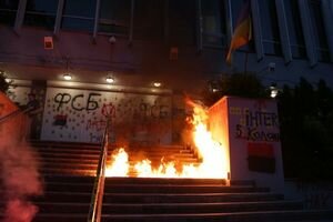 Пикет под зданием "Интера" в Киеве: в ход пошли "коктейли Молотова"