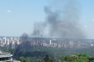 В Киеве на Гидропарке вспыхнул пожар: фото и видео