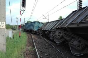 В Польше с рельсов сошел поезд с углем: перевернулись 12 вагонов (фото)