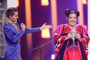 Победительница Евровидения-2018 случайно сломала хрустальный микрофон