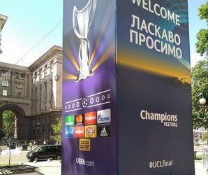Финал Лиги чемпионов: в центре Киева появилась реклама с логотипом "Газпрома"