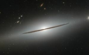 Телескоп Hubble сфотографировал необычную "лежащую" галактику