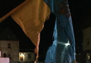 Под Львовом мужчина сжег флаг Украины, установленный на памятнике жертвам политических репресий