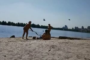 На киевском пляже бабушки с палкой набросились на молодых девушек (видео)