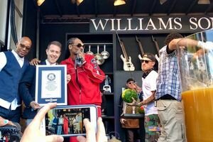 Известный рэпер Snoop Dogg установил мировой рекорд, приготовив гигантский коктейль (фото, видео)
