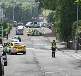 В Шотландии мужчина с ножом набросился на полицейских, всех госпитализировали