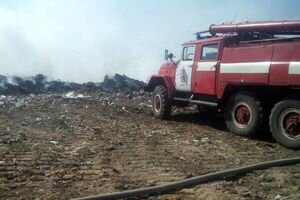 В Полтавской области четвертые сутки горит городская свалка