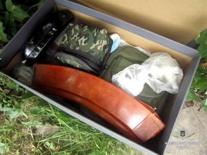 В Харькове мужчина нашел среди улицы коробку с гранатами и взрывчаткой