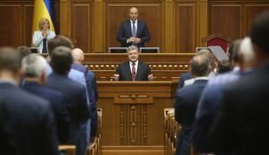 Порошенко пришел на заседание Рады, где депутаты голосуют за антикоррупционный суд