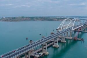 Турчинов: Россия может быстро увеличивать количество военных в Крыму, используя Крымский мост