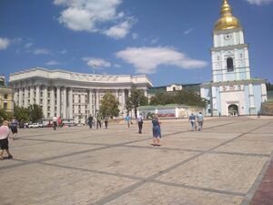 В Киеве на Михайловской площади сделали пешеходную зону