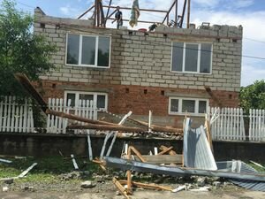 На Закарпатье ураган снес крыши с домов (фото)