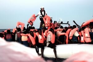 В Средиземном море за сутки спасли более тысячи беженцев