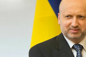 Турчинов призвал чиновников сдать кровь для защитников Украины