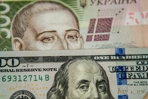 Гривна на межбанке в четверг подешевела к доллару США почти на 10 копеек