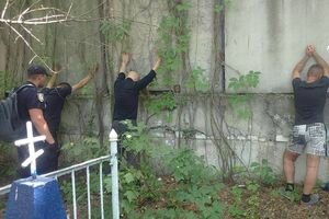 Шприцы среди могил: в Северодонецке полиция задержала мужчин, варивших наркотики на кладбище