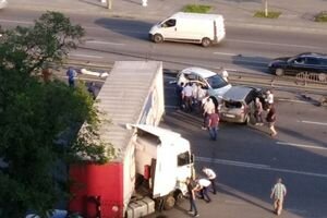 В Киеве на проспекте Победы произошло масштабное ДТП: трое пострадавших