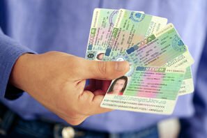Евросоюз одобрил начало переговоров, после которых шенгенская виза подорожает до 80 евро