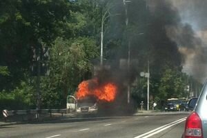 В Киеве на Лобановского вспыхнул грузовик, на проспекте образовалась пробка