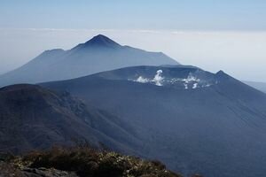 В Японии произошло извержение вулкана: столб дыма и пепла достиг высоты 2500 метров