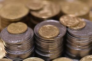 В НБУ заявили, что финучреждения обязаны принимать у украинцев мелкие монеты, и объяснили почему