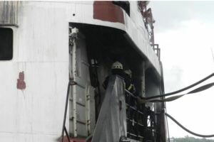 Загоревшееся судно на заводе в Херсоне: пожар ликвидирован, названа предварительная причина
