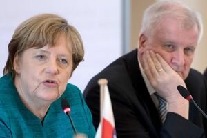 Глава МВД Германии передумал уходить в отставку после напряженных переговоров с Меркель по мигрантам