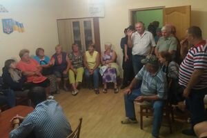 В Черновицкой области селяне устроили пикет: местные чиновники не могли выйти из сельсовета 12 часов