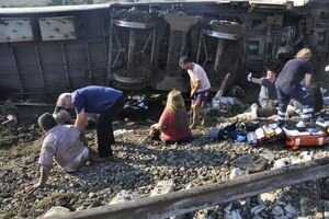 Количество жертв масштабной железнодорожной аварии в Турции резко увеличилось