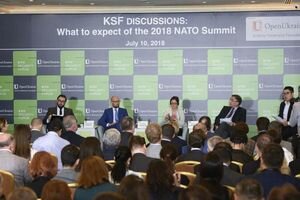 Яценюк попросил НАТО сделать Украину партнером с расширенными возможностями
