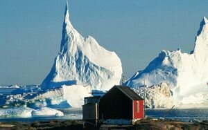 В Гренландии из-за "припарковавшегося" рядом айсберга эвакуировали село