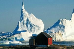 В Гренландии из-за "припарковавшегося" рядом айсберга эвакуировали село