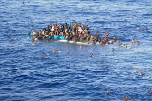 Власти Италии отказались принимать корабль с 450 мигрантами
