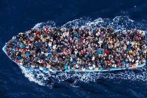 Власть Италии предложила распределить 450 спасенных беженцев по странам ЕС