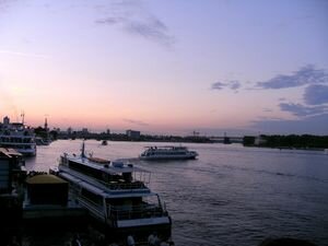 В Киеве в реке Днепр по неизвестным причинам затонул катер