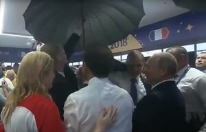 В раздевалке сборной Франции охранник открыл над Путиным зонтик, защищая его от шампанского. Видео