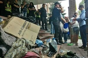 Активисты С14 завалили вход в Голосеевское управление полиции мусором с Лысой горы. Фото