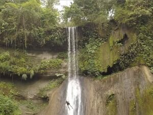 В Эквадоре турист прыгнул с водопада и разбился во время съемок клипа местного рэпера (видео 18+)
