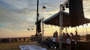 "Бумбокс" выступил на крымской границе, обращаясь к голодающему Олегу Сенцову