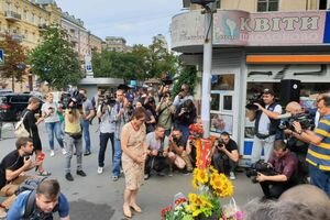 Коллеги и друзья Павла Шеремета собрались в центре Киева, чтобы почтить его память 