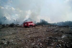 Более трех суток спасатели борются с пожаром на свалке в Полтавской области 