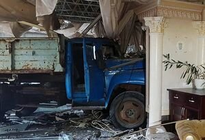 В Киеве ночью грузовик влетел в кафе, водитель сбежал с места инцидента