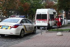 В центре Киева мужчина под наркотиками бросался под колеса машин. Видео