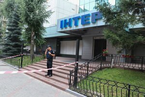 В Киеве поступил звонок о минировании "Интера": сотрудников канала не пускают в здание. Фото и видео