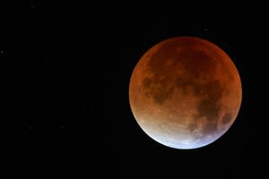 NASA транслирует самое длинное лунное затмение века. Видео