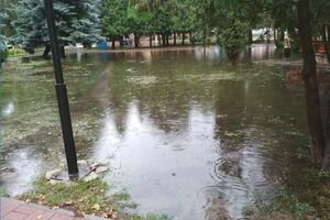Мощный ливень затопил улицы в Ровенской области (фото, видео)