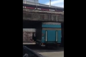 "Реконструкция началась": в Киеве грузовик "подпер" Шулявский мост 