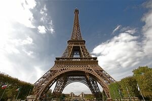 В Париже открыли Эйфелеву башню для посещения после забастовки
