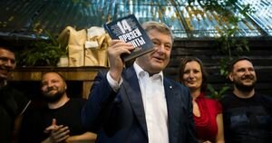"Вы еще батон из ДСП не видели": соцсети о книжной полке Порошенко